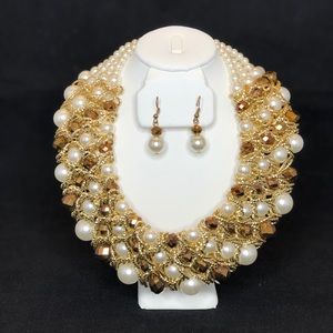 Pearl & gold embellishment necklace with e…